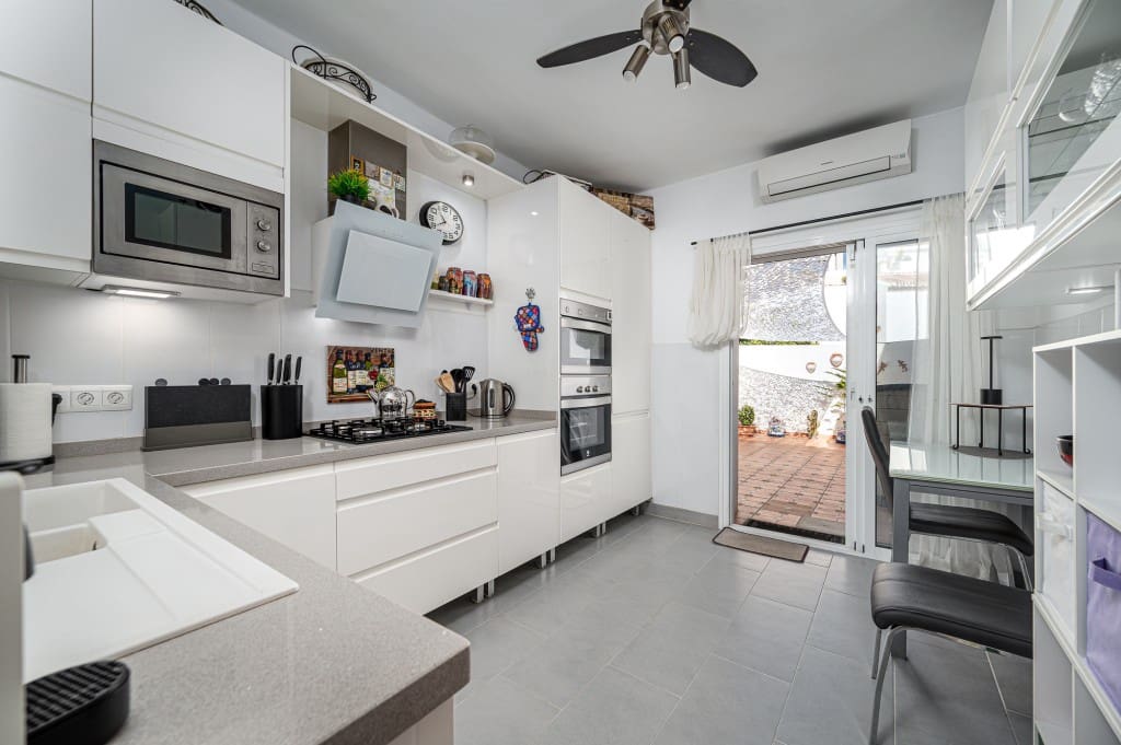 3 slaapkamer Villa te koop in Nerja met zwembad garage - € 649.000 (Ref: 9340968)