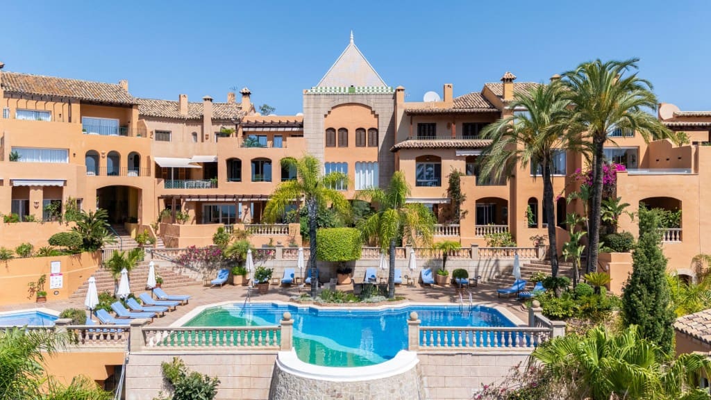 3 soverom Penthouse til salgs i Nueva Andalucia med svømmebasseng garasje - € 1 145 000 (Ref: 9349042)