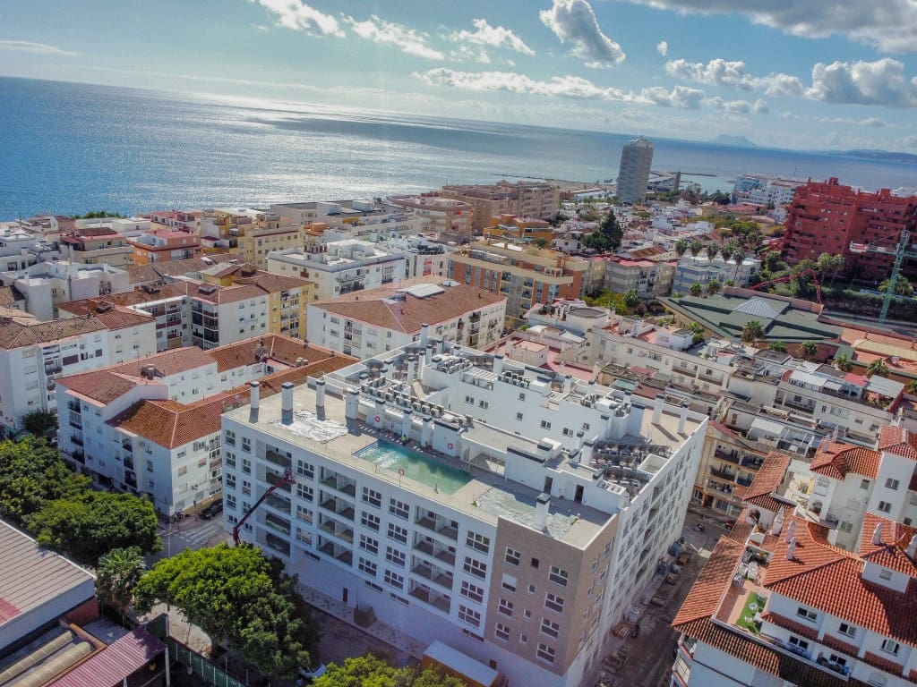 1 chambre Appartement à vendre à Estepona avec piscine garage - 330 000 € (Ref: 9349044)