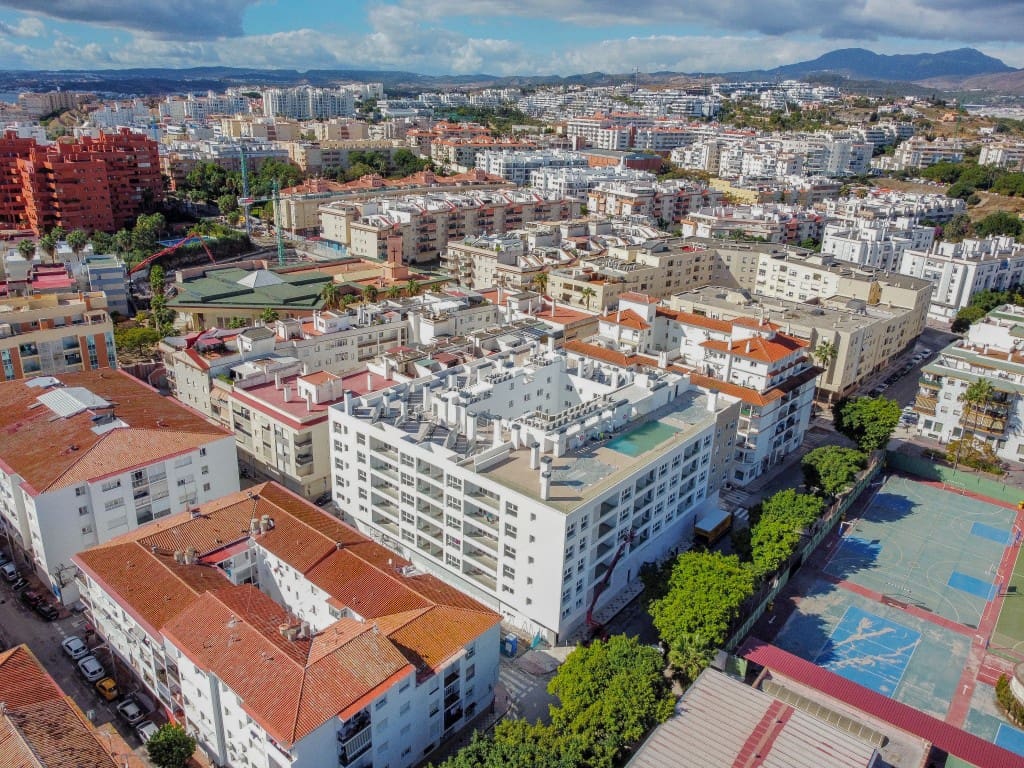 1 chambre Appartement à vendre à Estepona avec piscine garage - 330 000 € (Ref: 9349044)