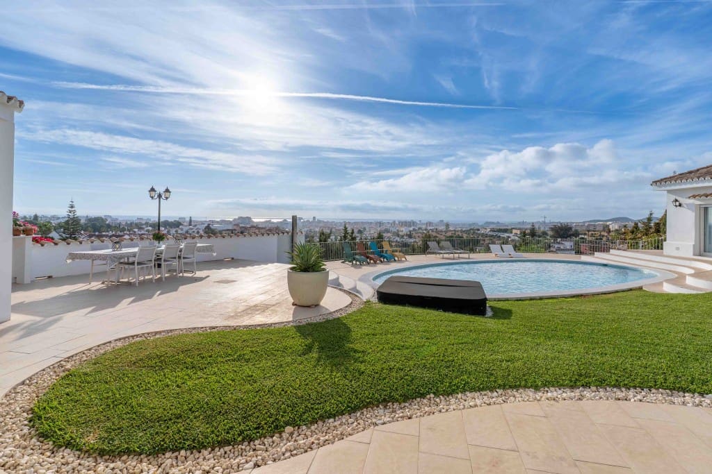 4 soveværelse Villa til salg i Mijas Costa med swimmingpool garage - € 1.795.000 (Ref: 9358910)