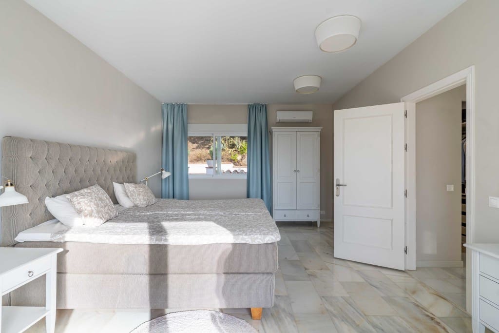 4 soveværelse Villa til salg i Mijas Costa med swimmingpool garage - € 1.795.000 (Ref: 9358910)