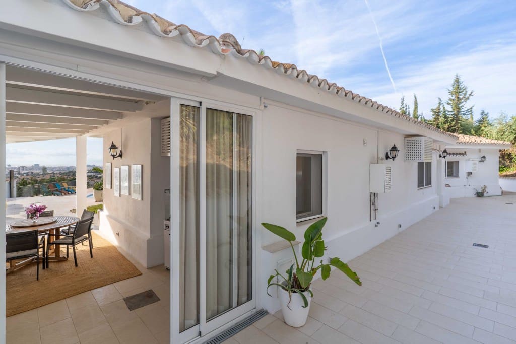 4 soveværelse Villa til salg i Mijas Costa med swimmingpool garage - € 1.795.000 (Ref: 9358910)
