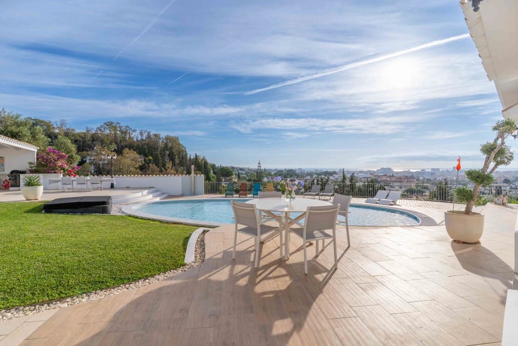 4 soveværelse Villa til salg i Mijas Costa med swimmingpool garage - € 1.795.000 (Ref: 9358910)