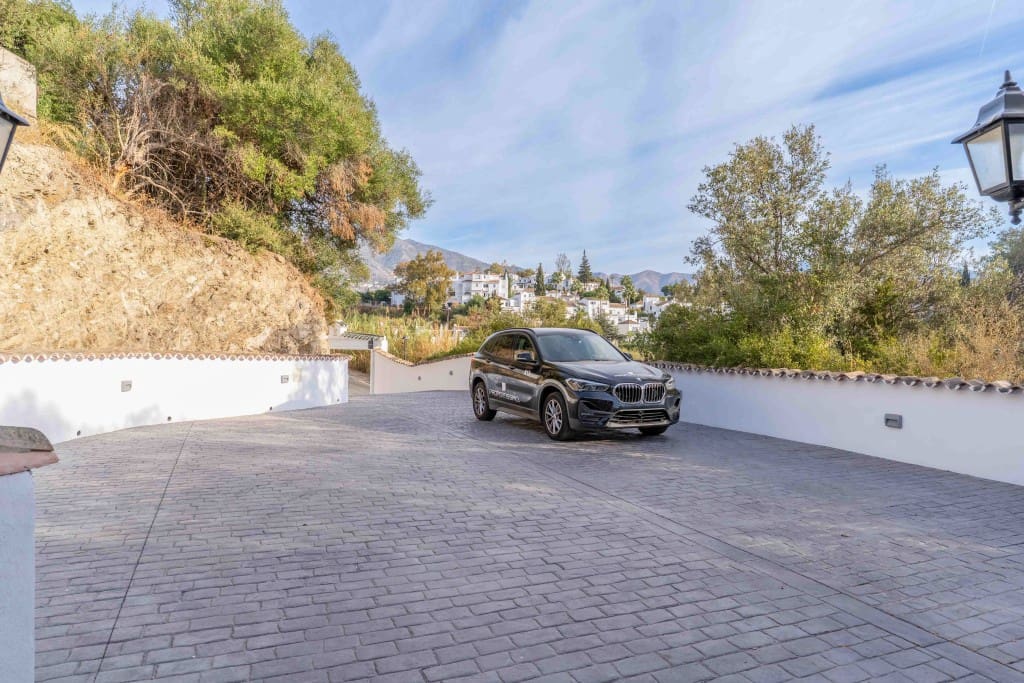 4 soveværelse Villa til salg i Mijas Costa med swimmingpool garage - € 1.795.000 (Ref: 9358910)