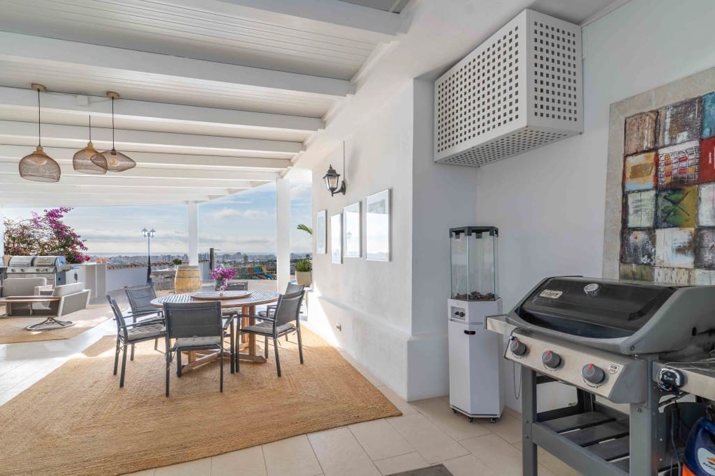 4 soveværelse Villa til salg i Mijas Costa med swimmingpool garage - € 1.795.000 (Ref: 9358910)