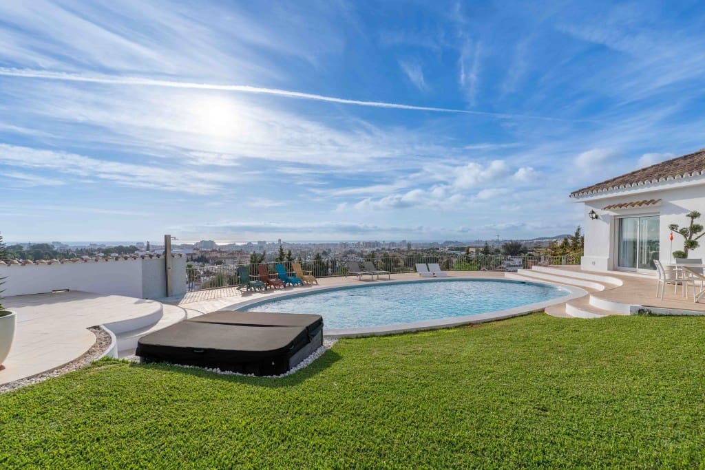 4 soveværelse Villa til salg i Mijas Costa med swimmingpool garage - € 1.795.000 (Ref: 9358910)