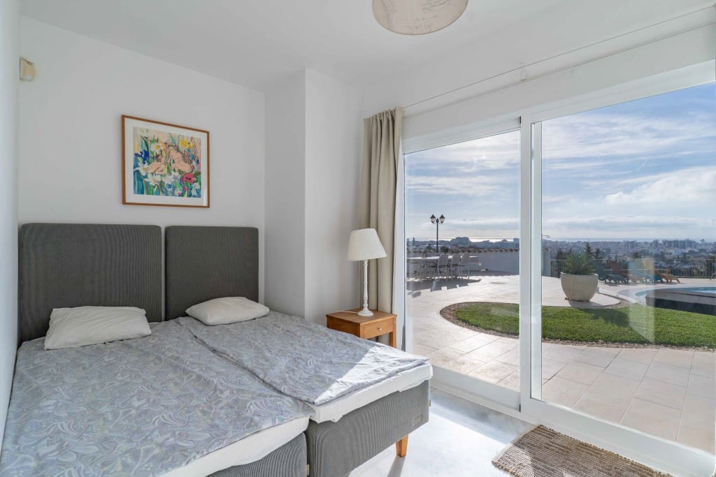 4 soveværelse Villa til salg i Mijas Costa med swimmingpool garage - € 1.795.000 (Ref: 9358910)