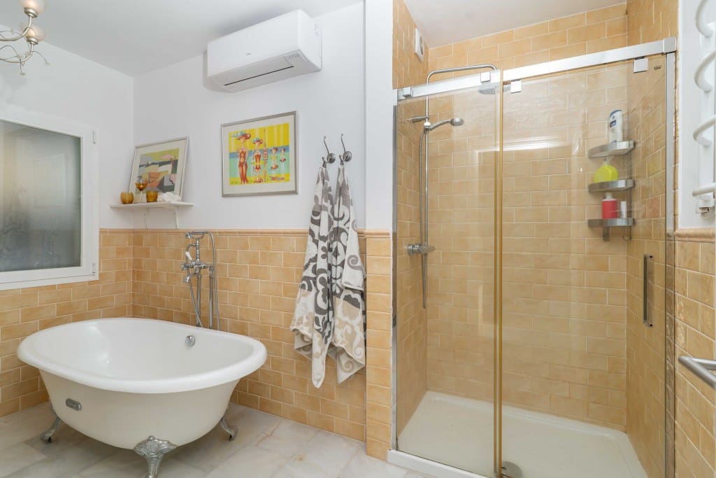 4 soveværelse Villa til salg i Mijas Costa med swimmingpool garage - € 1.795.000 (Ref: 9358910)