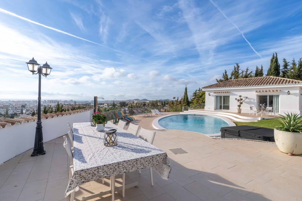 4 soveværelse Villa til salg i Mijas Costa med swimmingpool garage - € 1.795.000 (Ref: 9358910)