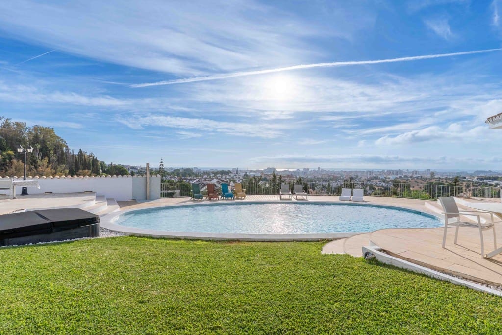 4 soveværelse Villa til salg i Mijas Costa med swimmingpool garage - € 1.795.000 (Ref: 9358910)