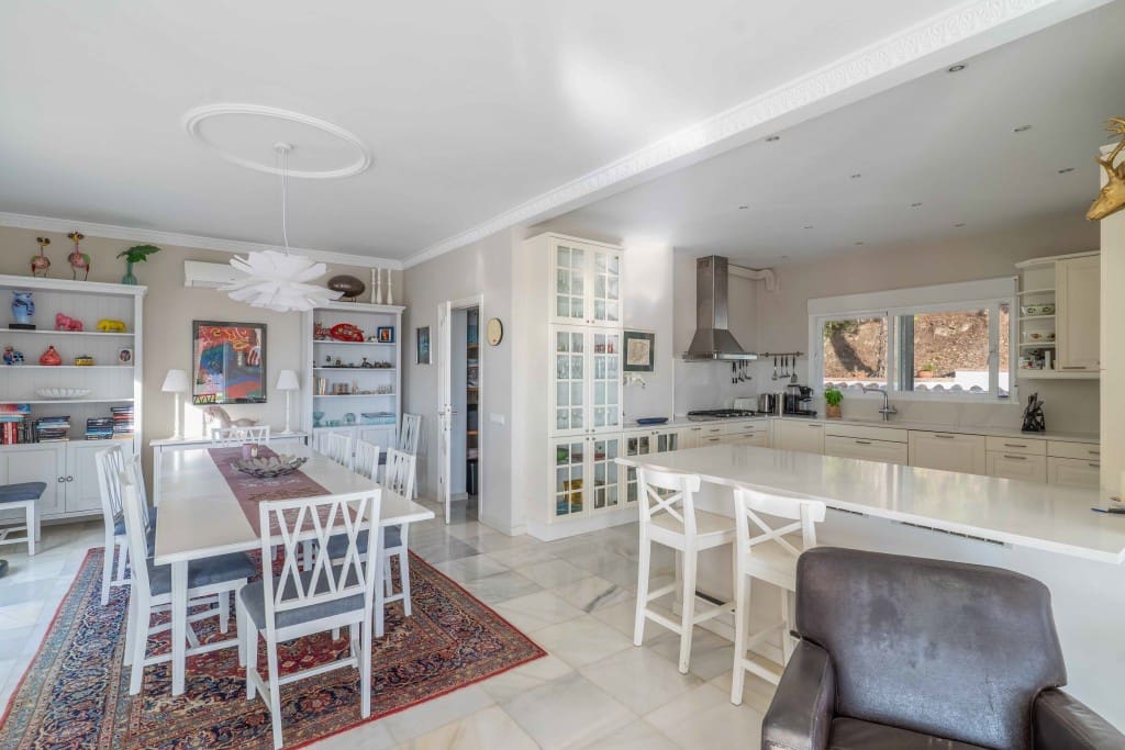 4 soveværelse Villa til salg i Mijas Costa med swimmingpool garage - € 1.795.000 (Ref: 9358910)