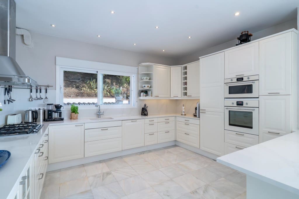 4 soveværelse Villa til salg i Mijas Costa med swimmingpool garage - € 1.795.000 (Ref: 9358910)