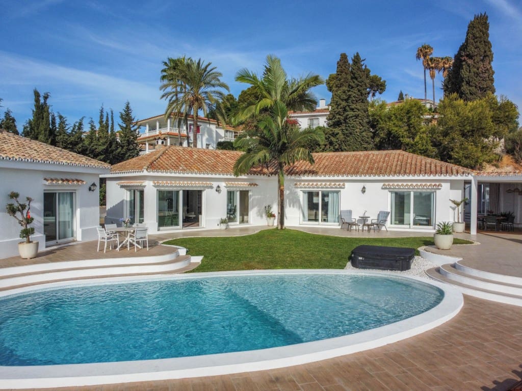 4 soveværelse Villa til salg i Mijas Costa med swimmingpool garage - € 1.795.000 (Ref: 9358910)