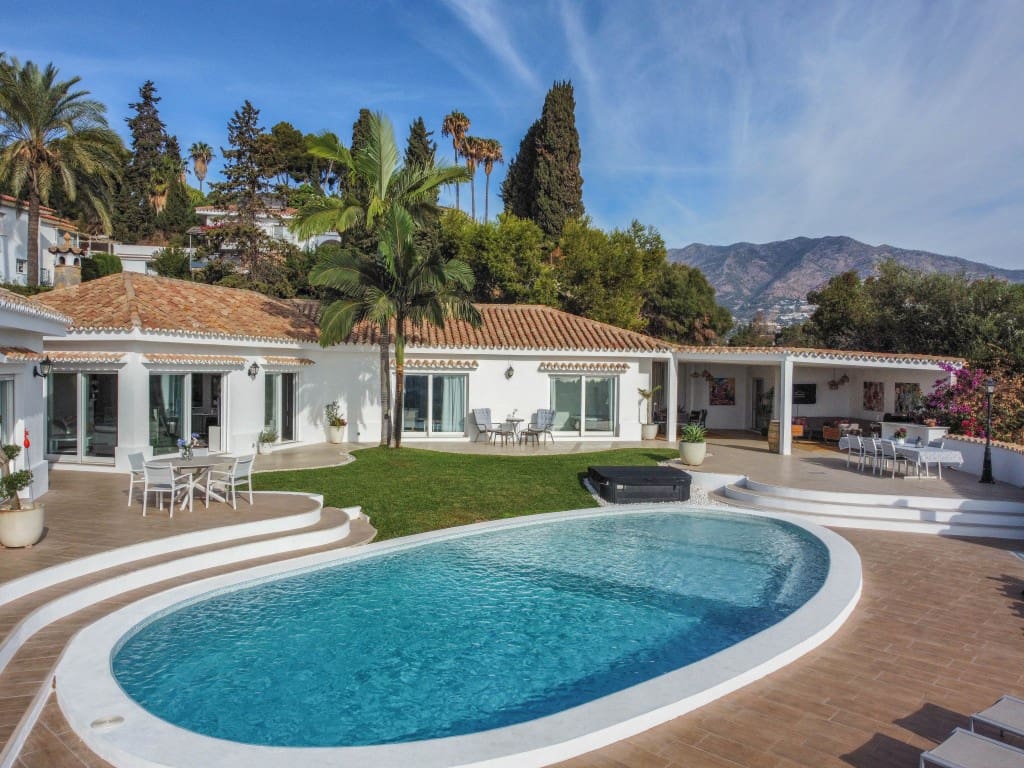 4 soveværelse Villa til salg i Mijas Costa med swimmingpool garage - € 1.795.000 (Ref: 9358910)