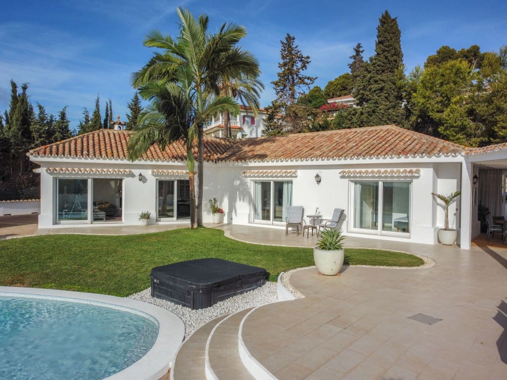 4 soveværelse Villa til salg i Mijas Costa med swimmingpool garage - € 1.795.000 (Ref: 9358910)