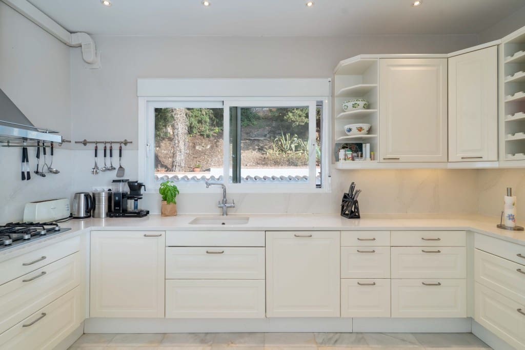 4 soveværelse Villa til salg i Mijas Costa med swimmingpool garage - € 1.795.000 (Ref: 9358910)