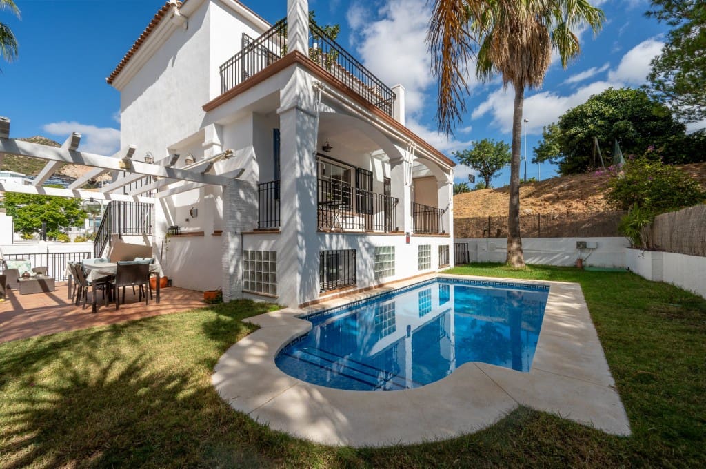 5 sypialnia Willa na sprzedaż w Torrequebrada z basenem garażem - 995 000 € (Ref: 9371771)