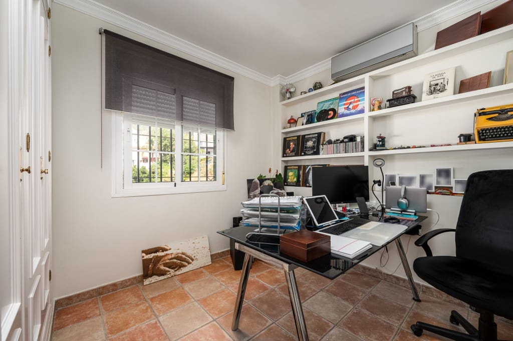 5 sypialnia Willa na sprzedaż w Torrequebrada z basenem garażem - 995 000 € (Ref: 9371771)