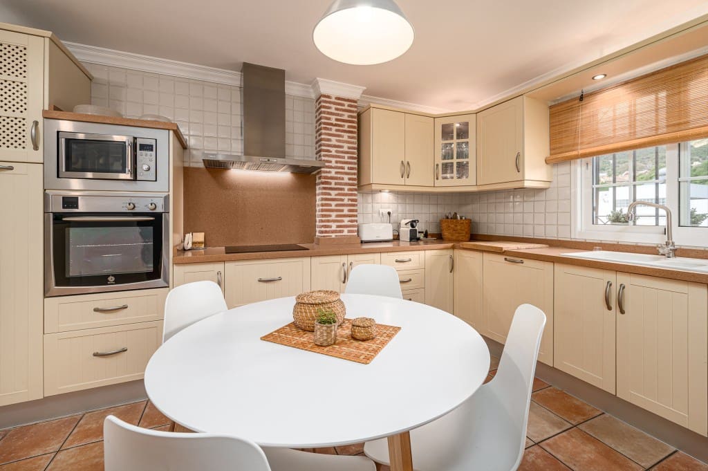 5 sypialnia Willa na sprzedaż w Torrequebrada z basenem garażem - 995 000 € (Ref: 9371771)