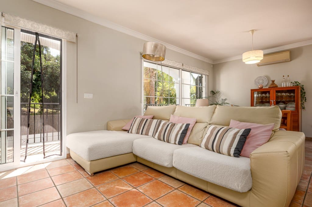 5 sypialnia Willa na sprzedaż w Torrequebrada z basenem garażem - 995 000 € (Ref: 9371771)