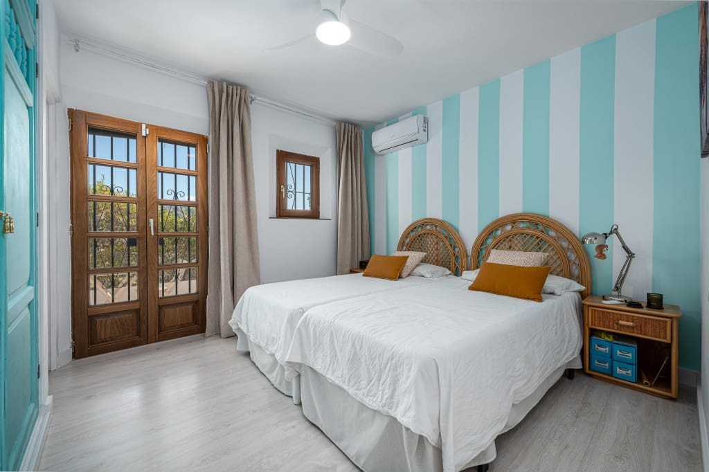 4 sypialnia Willa na sprzedaż w La Herradura z basenem garażem - 890 000 € (Ref: 9378762)