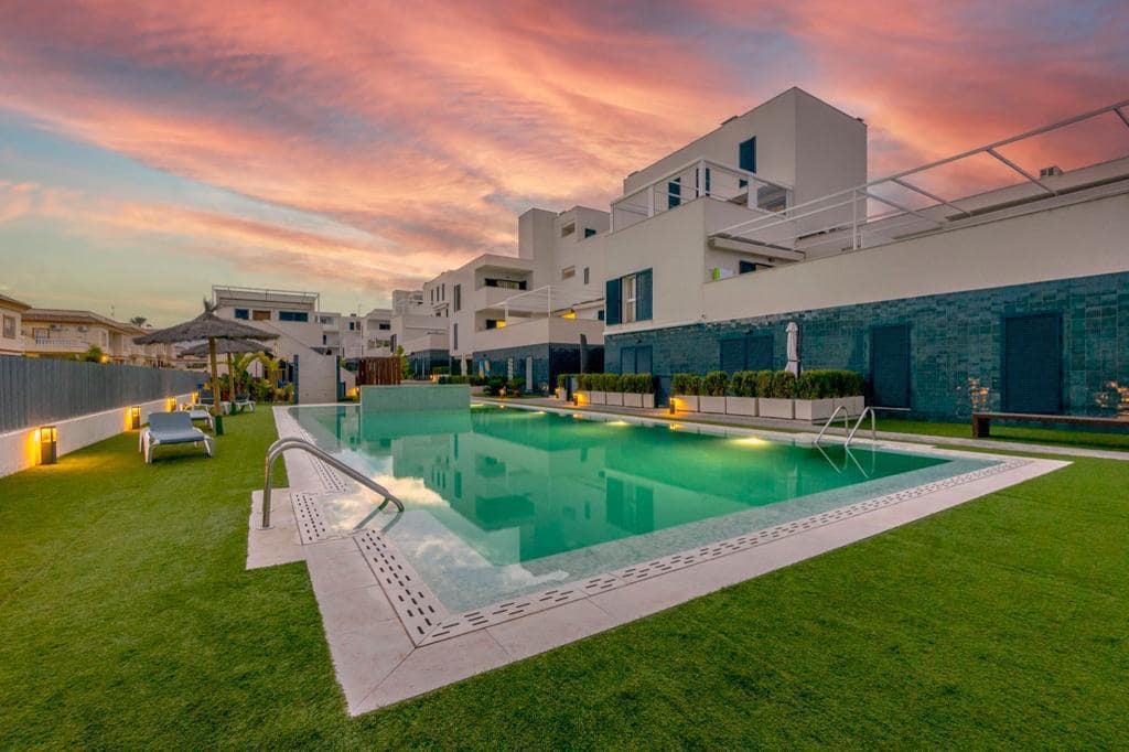 2 makuuhuone Huoneisto myytävänä paikassa Playa Flamenca mukana uima-altaan 
autotalli - 289 000 € (Ref: 9410630)