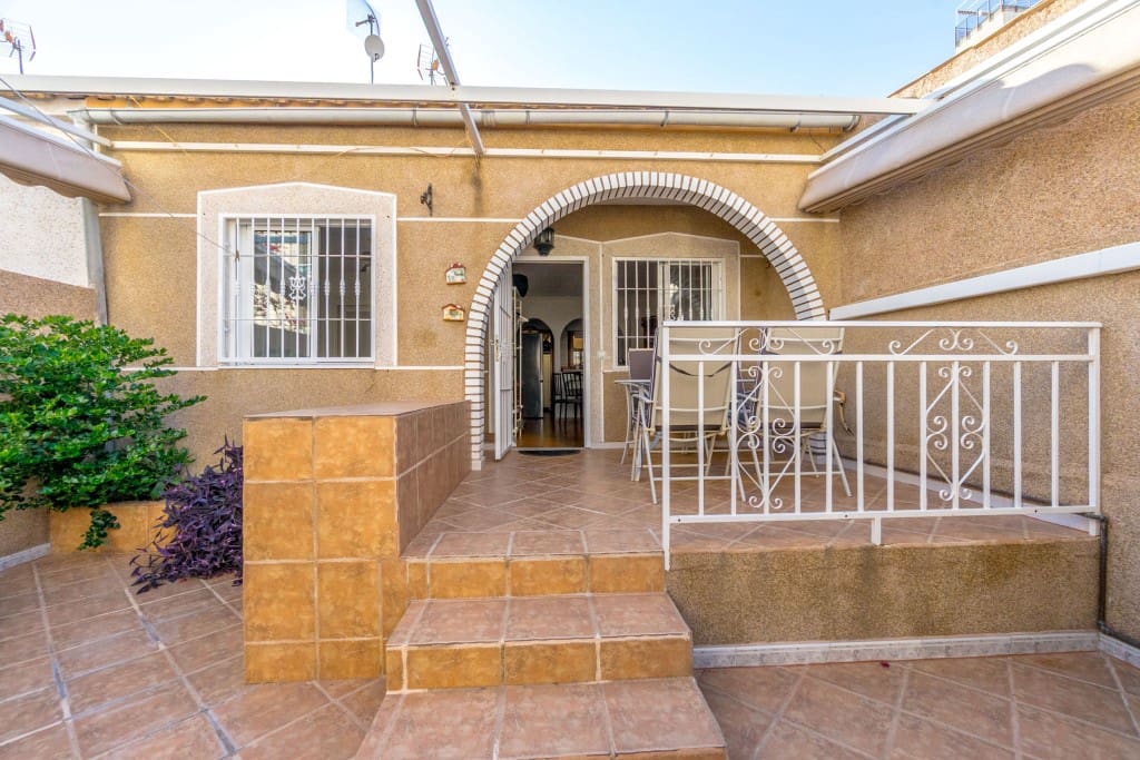 2 makuuhuone Omakotitalo myytävänä paikassa Torrevieja - 149 500 € (Ref: 9410631)