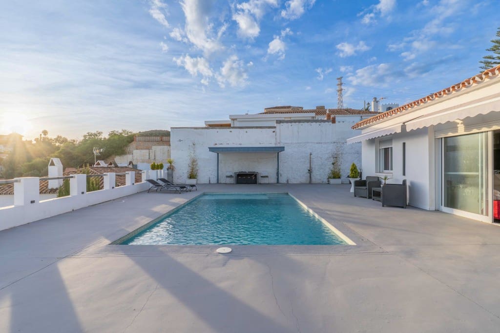 2 makuuhuone Huvila myytävänä paikassa Mijas Costa mukana uima-altaan 
autotalli - 799 000 € (Ref: 9410633)