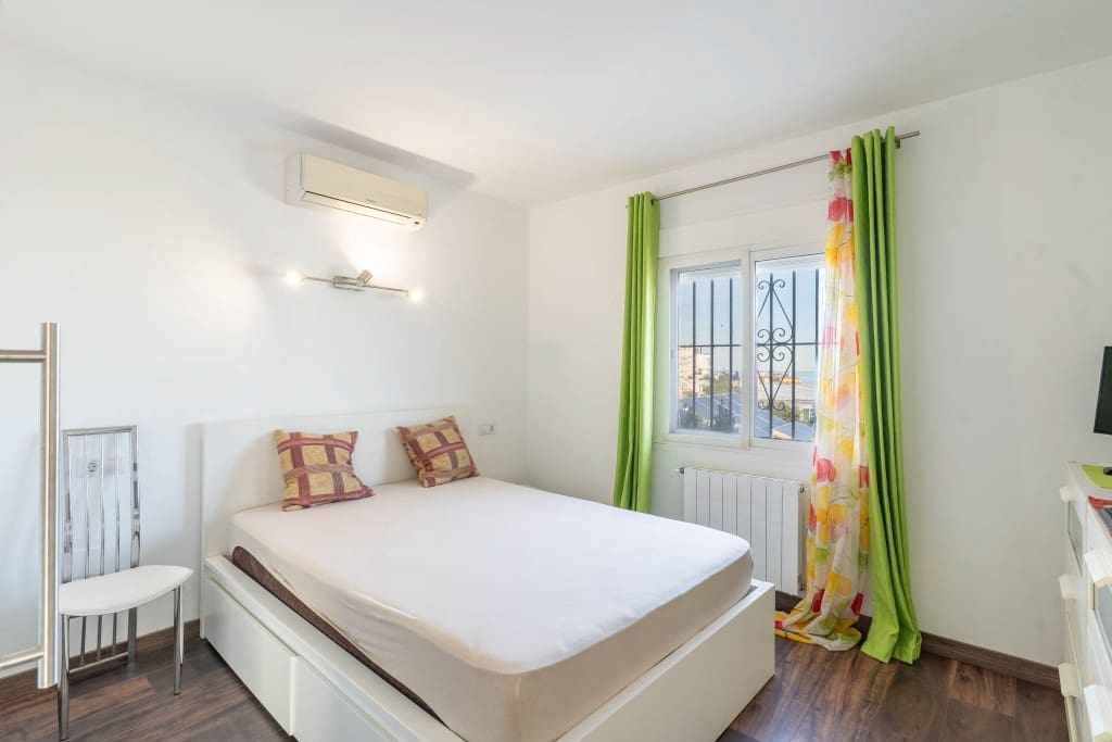 2 makuuhuone Huvila myytävänä paikassa Mijas Costa mukana uima-altaan 
autotalli - 799 000 € (Ref: 9410633)