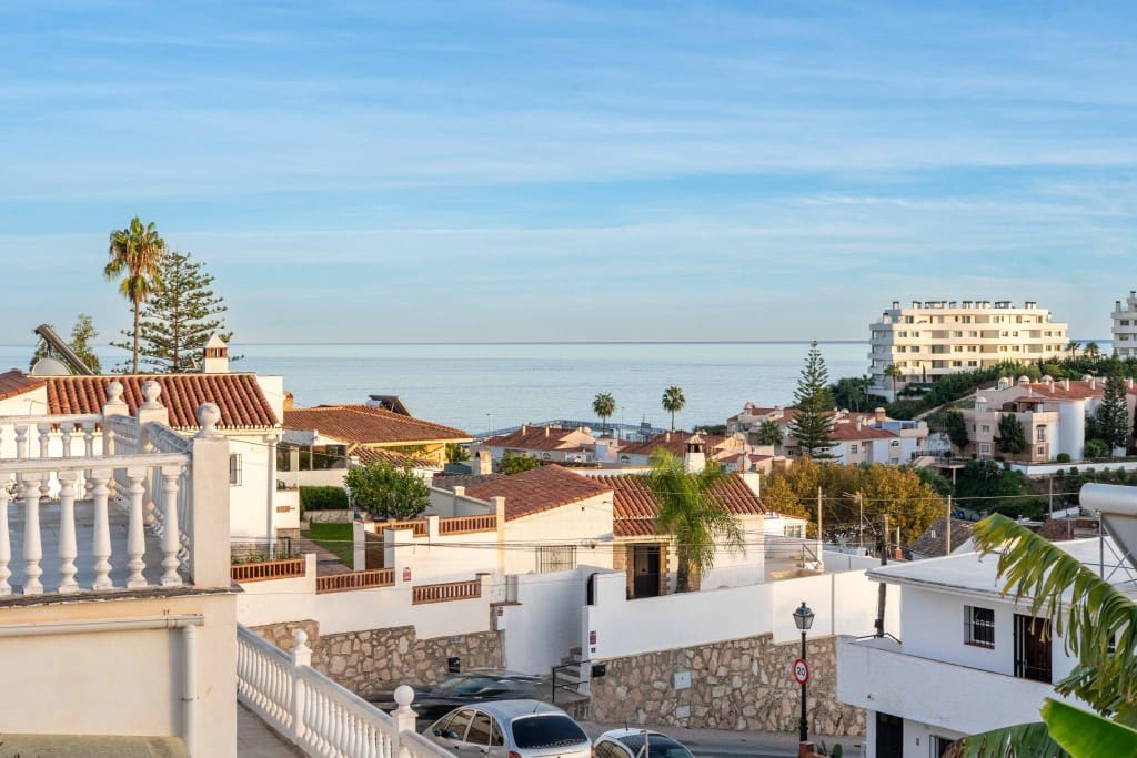 2 makuuhuone Huvila myytävänä paikassa Mijas Costa mukana uima-altaan 
autotalli - 799 000 € (Ref: 9410633)