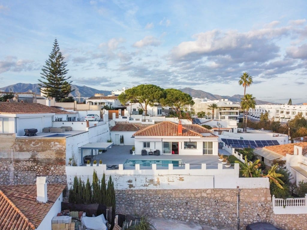 2 makuuhuone Huvila myytävänä paikassa Mijas Costa mukana uima-altaan 
autotalli - 799 000 € (Ref: 9410633)