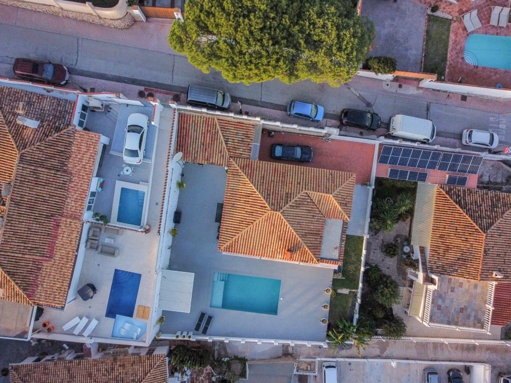 2 makuuhuone Huvila myytävänä paikassa Mijas Costa mukana uima-altaan 
autotalli - 799 000 € (Ref: 9410633)