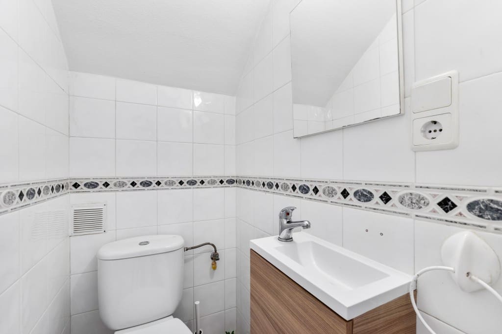 2 bedroom Townhouse for sale in La Florida with pool - € 159,900 (Ref: 9415549)