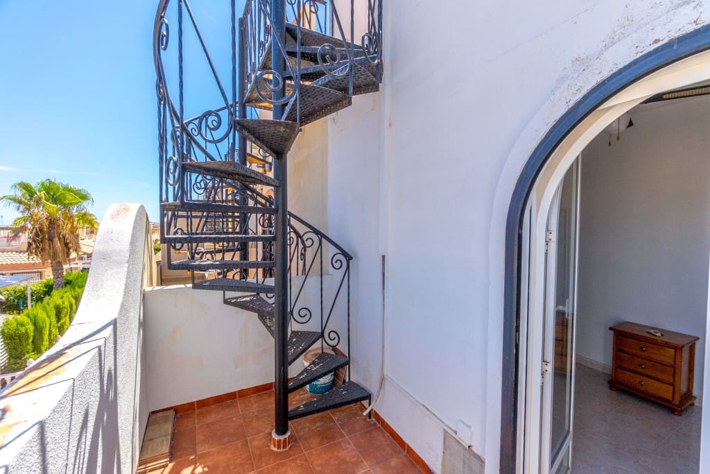 2 bedroom Townhouse for sale in La Florida with pool - € 159,900 (Ref: 9415549)