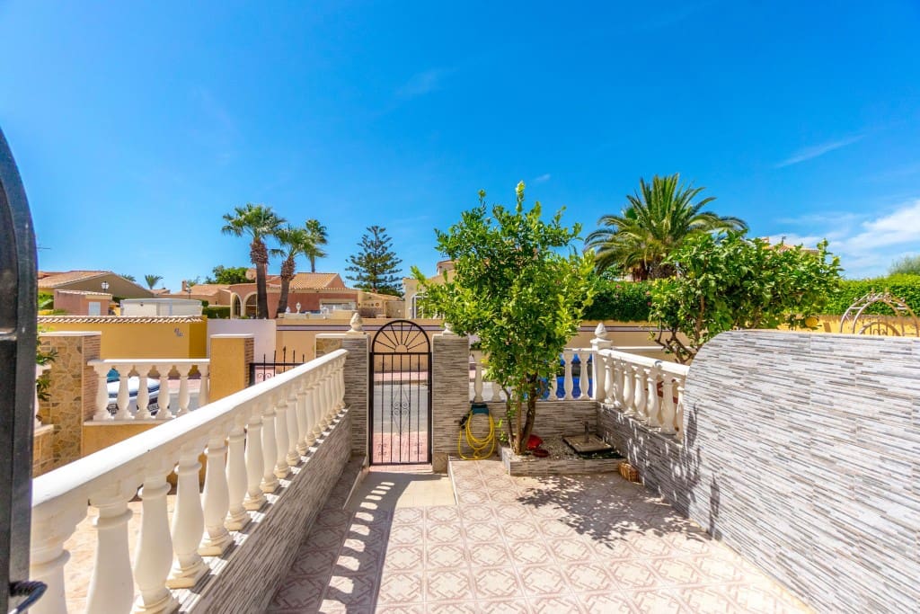 2 bedroom Townhouse for sale in La Florida with pool - € 159,900 (Ref: 9415549)