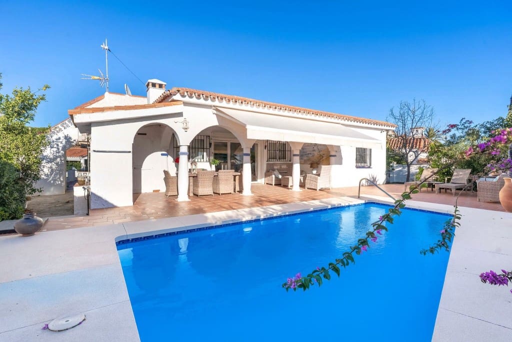 3 soverom Villa til salgs i Costabella med svømmebasseng garasje - € 1 199 000 (Ref: 9415575)