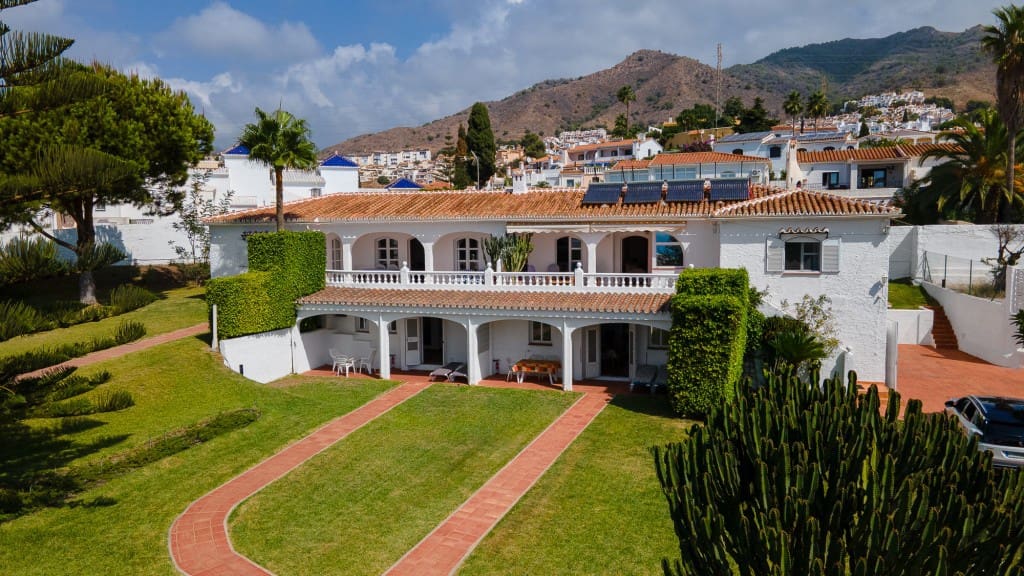 9 soveværelse Villa til salg i Nerja med garage - € 1.590.000 (Ref: 9415577)