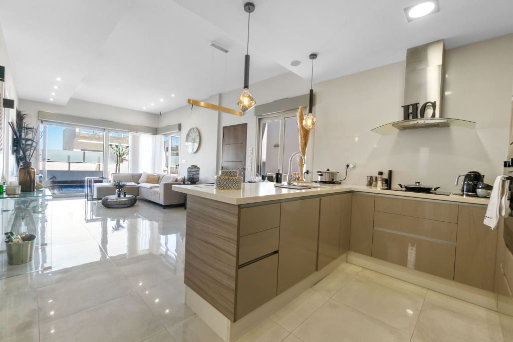 3 bedroom Villa for sale in Villamartin with pool garage - € 369,990 (Ref: 9419213)