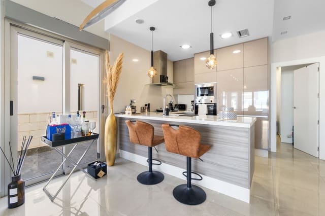 3 makuuhuone Huvila myytävänä paikassa Villamartin, Orihuela mukana uima-altaan 
autotalli - 369 990 € (Ref: 9419213)