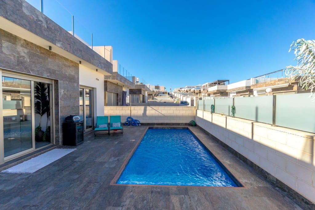 3 bedroom Villa for sale in Villamartin with pool garage - € 369,990 (Ref: 9419213)