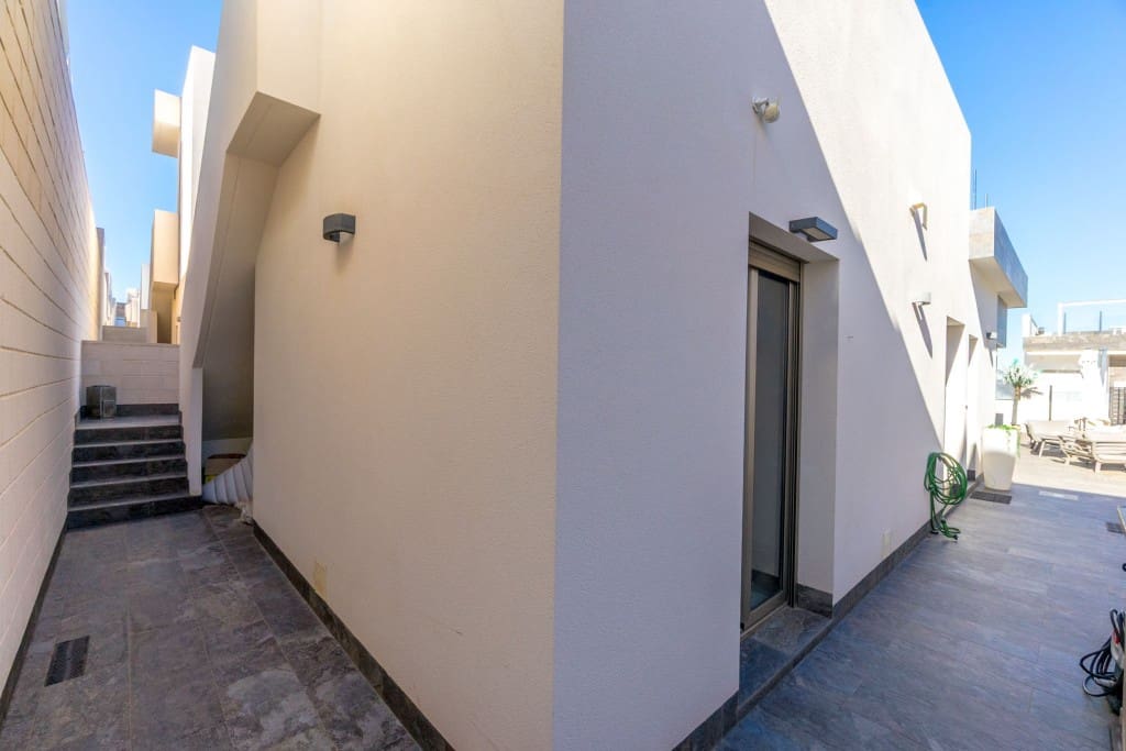 3 bedroom Villa for sale in Villamartin with pool garage - € 369,990 (Ref: 9419213)