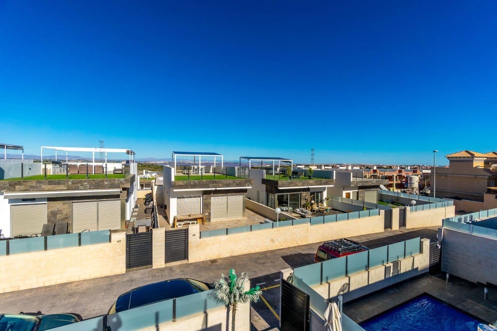 3 bedroom Villa for sale in Villamartin with pool garage - € 369,990 (Ref: 9419213)