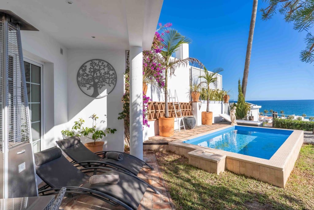 3 soverom Kjedet enebolig til salgs i Manilva med svømmebasseng - € 745 000 (Ref: 9431578)