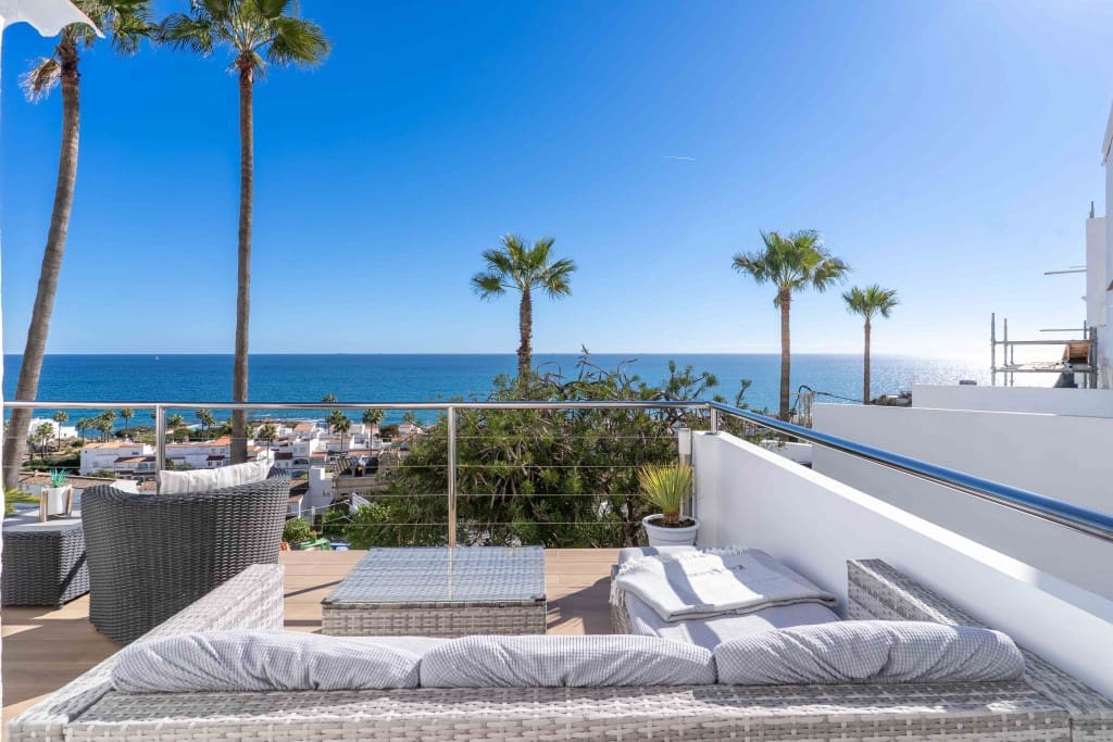 3 soverom Kjedet enebolig til salgs i Manilva med svømmebasseng - € 745 000 (Ref: 9431578)