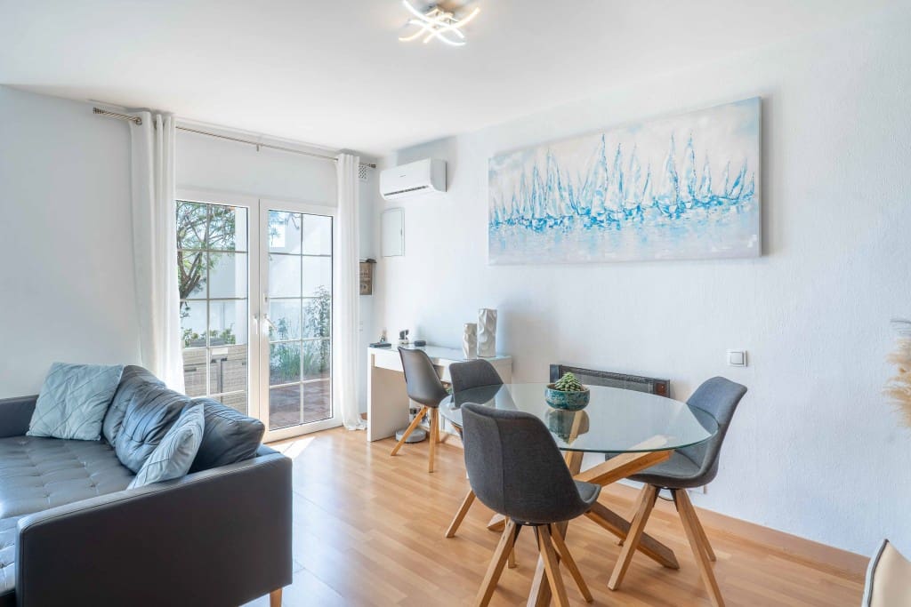 3 soverom Kjedet enebolig til salgs i Manilva med svømmebasseng - € 745 000 (Ref: 9431578)