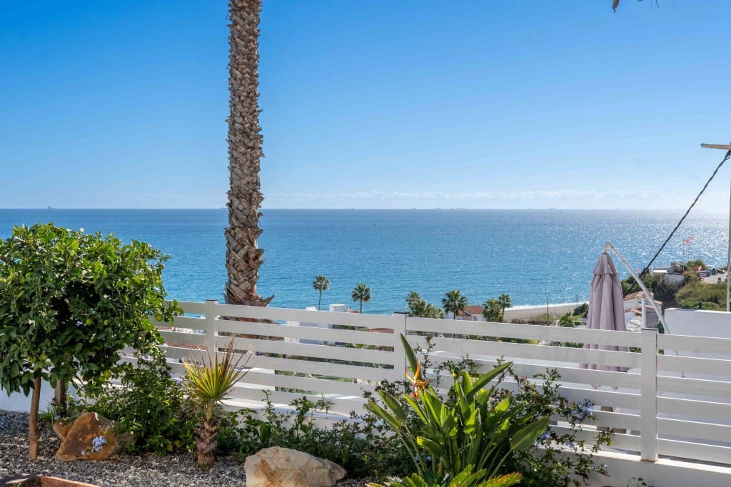 3 soverom Kjedet enebolig til salgs i Manilva med svømmebasseng - € 745 000 (Ref: 9431578)