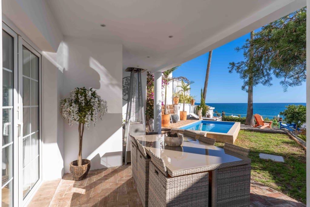 3 soverom Kjedet enebolig til salgs i Manilva med svømmebasseng - € 745 000 (Ref: 9431578)