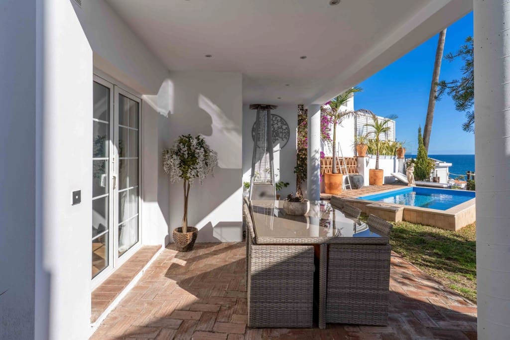 3 soverom Kjedet enebolig til salgs i Manilva med svømmebasseng - € 745 000 (Ref: 9431578)