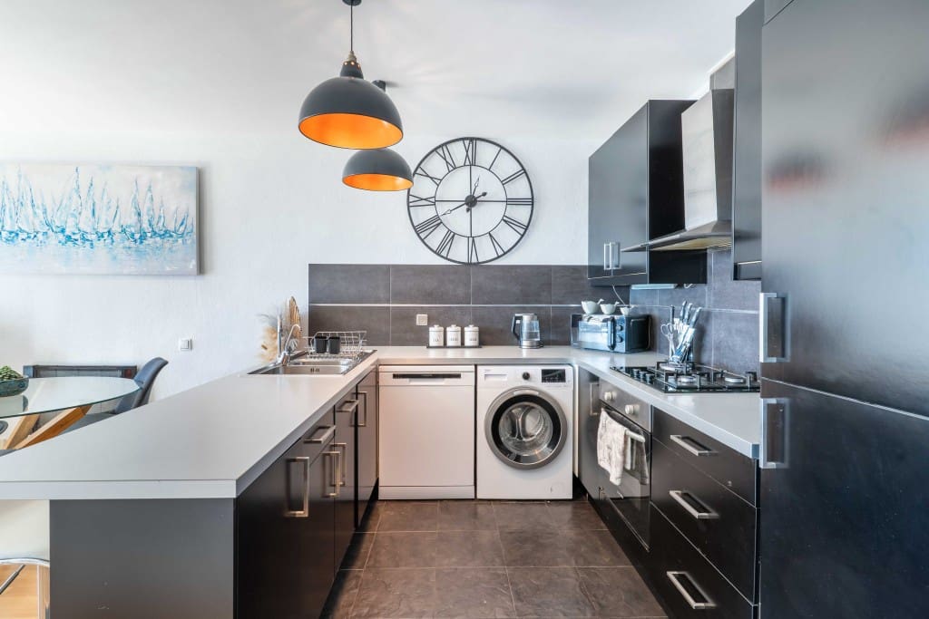 3 soverom Kjedet enebolig til salgs i Manilva med svømmebasseng - € 745 000 (Ref: 9431578)